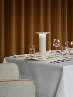 Fritz Hansen Solae Portable lampe af Cecilie Manz><noscript><img width=