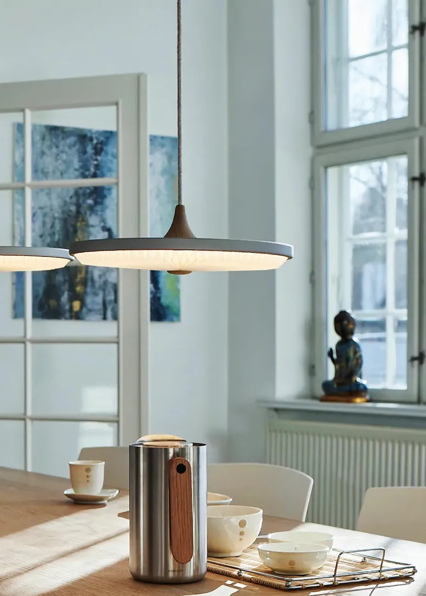 Le Klint Soleil pendel small, røget eg, plast skærm fra> Pendler|Spots