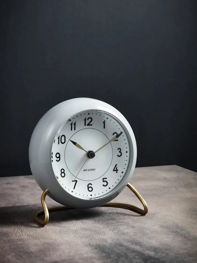 Arne Jacobsen Clocks Station Bordur, bordeaux af Arne Jacobsen> Gaver Til Ham