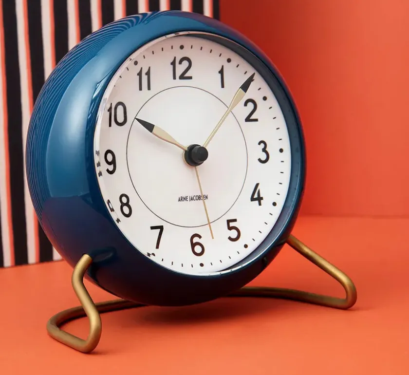 Arne Jacobsen Clocks Station Bordur, bordeaux af Arne Jacobsen> Gaver Til Ham