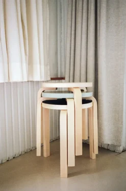Artek Stool 60, honey stained birk fra><noscript><img width=