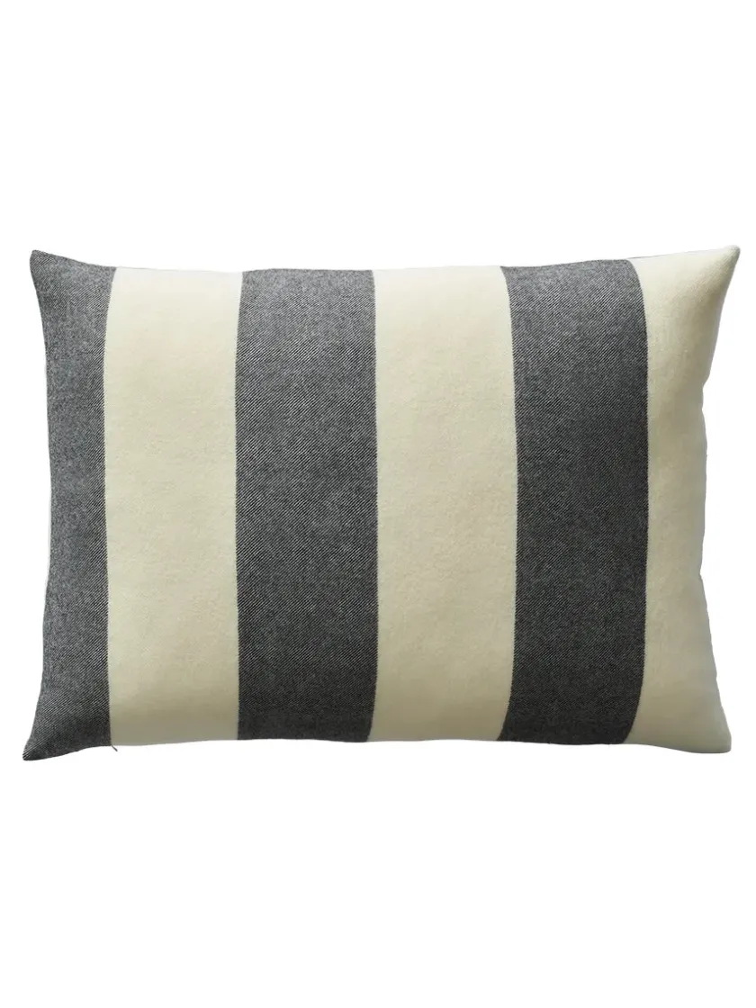 Silkeborg Uldspinderi The Sweater Cushion, golden yellow fra> Puder Og Plaider|Puder