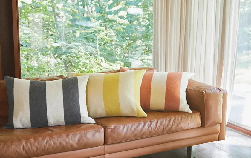 Silkeborg Uldspinderi The Sweater Cushion, golden yellow fra> Puder Og Plaider|Puder