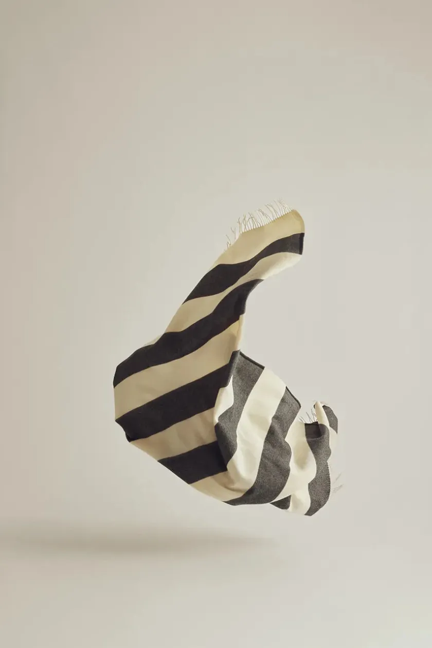 Silkeborg Uldspinderi The Sweater Plaid, cobalt fra> Puder Og Plaider