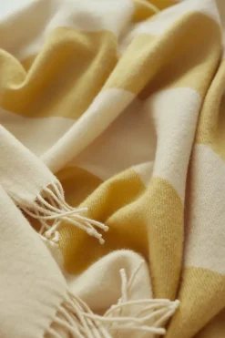 Silkeborg Uldspinderi The Sweater Plaid, golden yellow fra> Puder Og Plaider