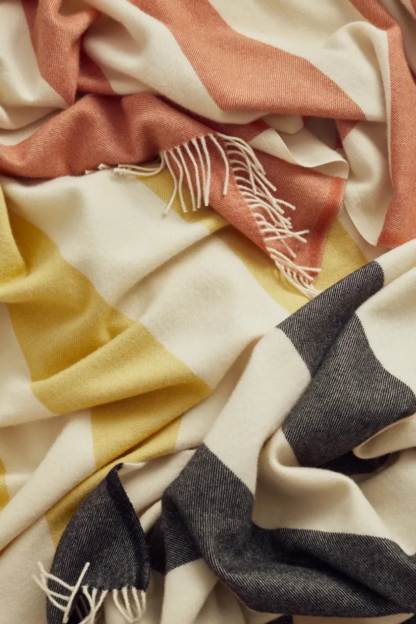 Silkeborg Uldspinderi The Sweater Plaid, golden yellow fra> Puder Og Plaider