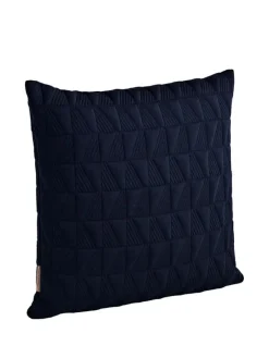 Fritz Hansen Trapez Pude 60x40 i midnight blue af Arne Jacobsen><noscript><img width=
