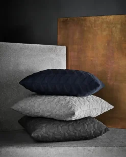 Fritz Hansen Trapez Pude 50x50 i midnight blue af Arne Jacobsen><noscript><img width=