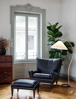 GUBI V11 Lounge Chair, smooth leather cream fra><noscript><img width=