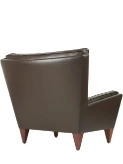 GUBI V11 Lounge Chair, smooth leather cream fra><noscript><img width=
