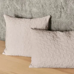 Fritz Hansen Vertigo Pude 50x50 i sand af Arne Jacobsen> Puder Og Plaider|Puder