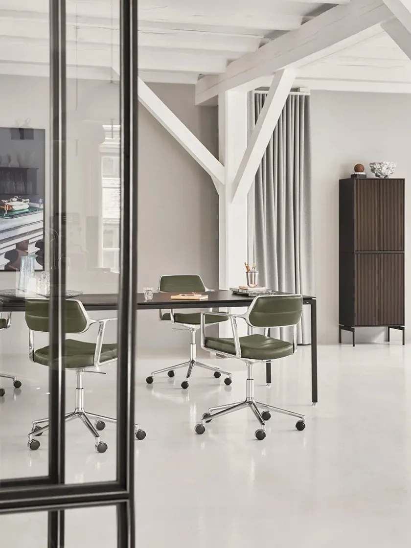 Vipp 453 Swivel+ Chair m/hjul, bosco grøn læder fra> Kontorstole