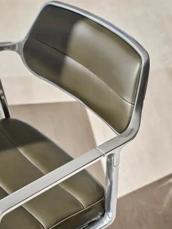 Vipp 453 Swivel+ Chair m/hjul, dark sand tekstil fra><noscript><img width=