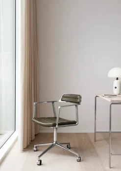 Vipp 452 Swivel Chair m/hjul, dark sand fra><noscript><img width=