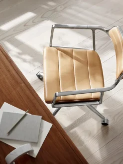 Vipp 452 Swivel Chair m/hjul, dark sand fra><noscript><img width=