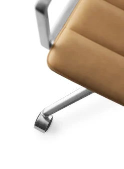 Vipp 452 Swivel Chair m/hjul, dark sand fra><noscript><img width=
