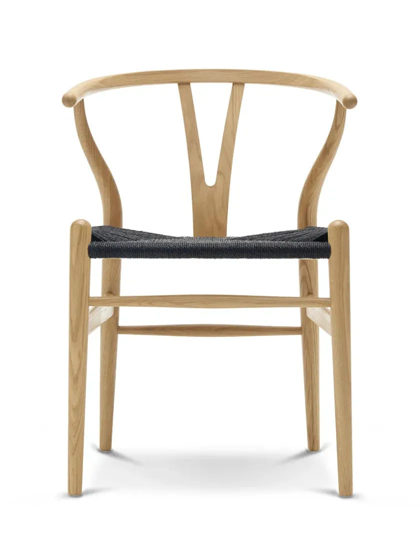 Carl Hansen & Søn Y-stol CH24, Eg sæbe med sort flet af Hans J. Wegner> Spisebordsstole
