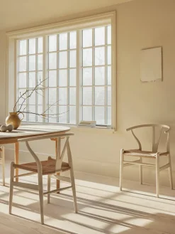 Carl Hansen & Søn Y-stol CH24 Soft Blue af Hans J. Wegner><noscript><img width=