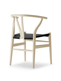Carl Hansen & Søn Y-stol CH24 Soft Blue med sort flet af Hans J. Wegner><noscript><img width=