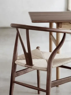 Carl Hansen & Søn Y-stol CH24, sort eg af Hans J. Wegner><noscript><img width=