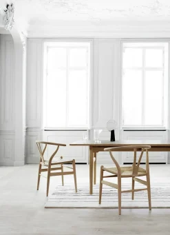 Carl Hansen & Søn Y-stol CH24, sort eg af Hans J. Wegner><noscript><img width=