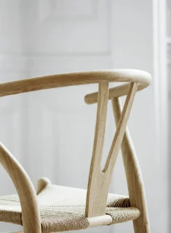 Carl Hansen & Søn Y-stol CH24, sort eg af Hans J. Wegner><noscript><img width=